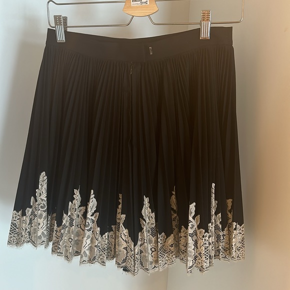 Robert Rodriguez black pleated skirt with with white lace bottom trim - Picture 2 of 4